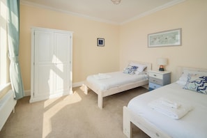 2 habitaciones, tabla de planchar con plancha, wifi y ropa de cama 