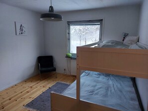 2 bedrooms, travel cot, free WiFi