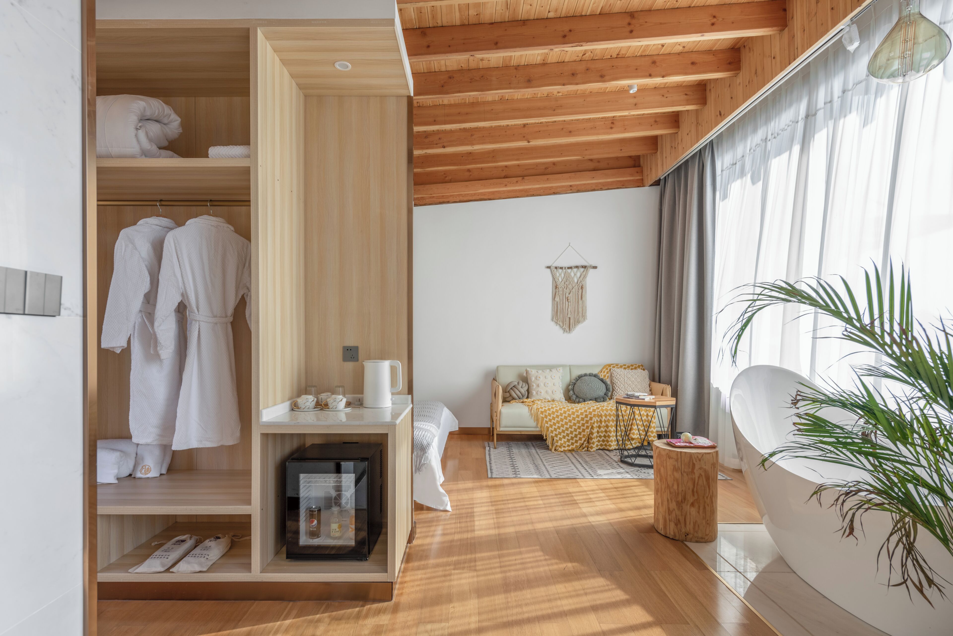 Quarto casal com design assinado | Wi-Fi de cortesia, roupa de cama