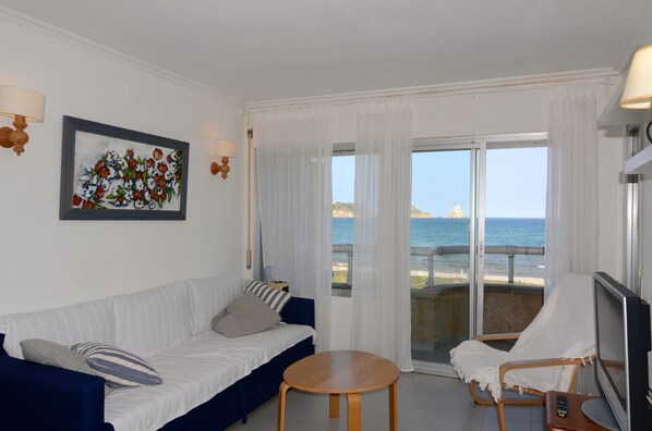 Apartment | Living room - Beachfront Apartment in Griells With Pool (Torroella de Montgrí)