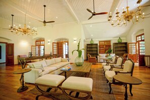 40-inch LED TV with digital channels - Clodagh Manor House by Seven Angels (Rattota)