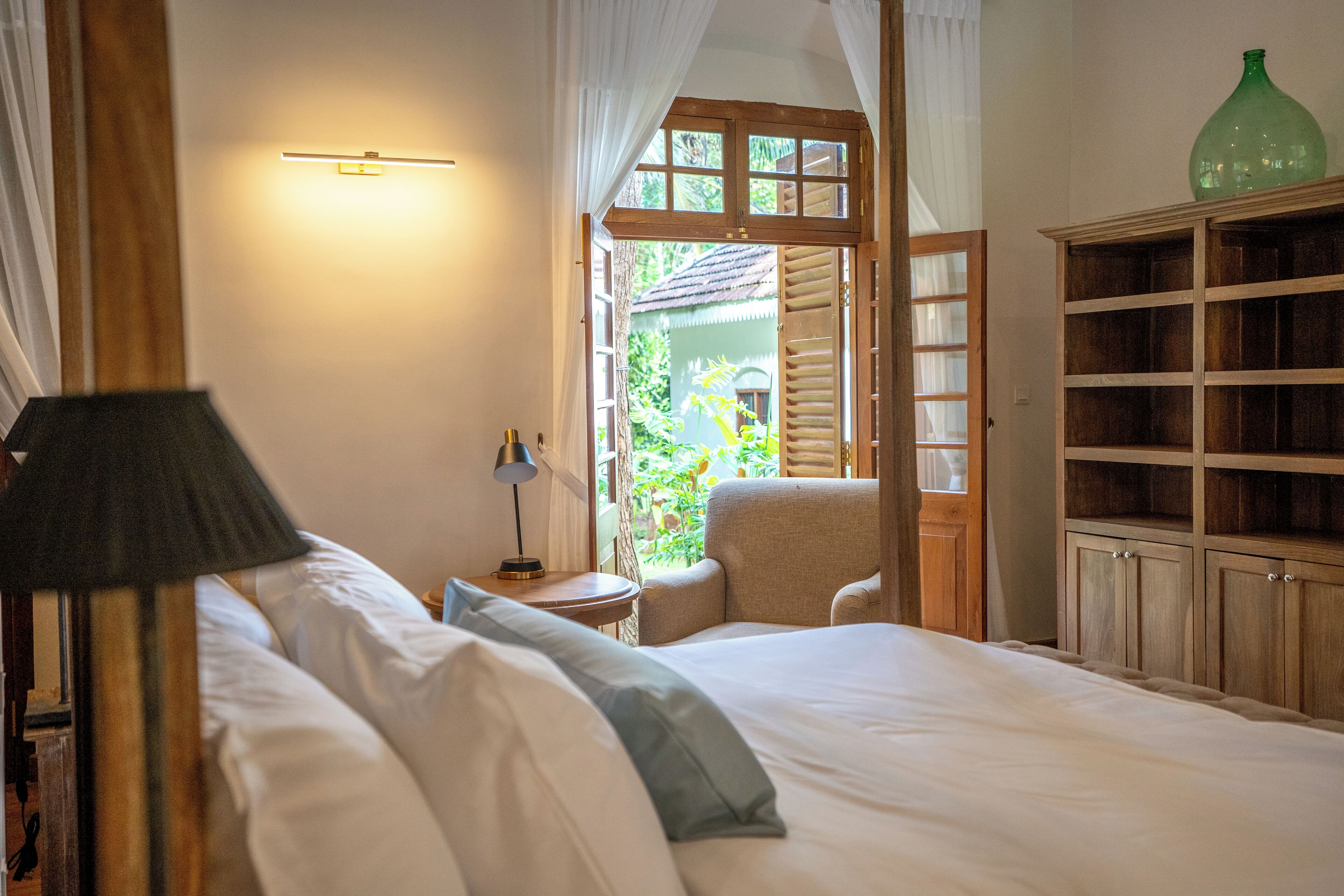 Desk, laptop workspace, free WiFi, bed sheets