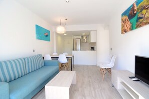 Living room - Apartment Festastar With Pool (Torroella de Montgrí)