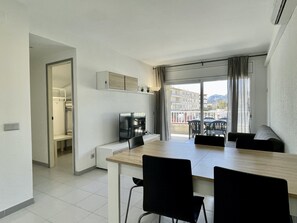 Apartment | Dining - Apartment in Spain Near Sandy Beach & Pool (Torroella de Montgrí)