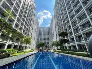 3 outdoor pools - House of wu Staycation (Pasay)