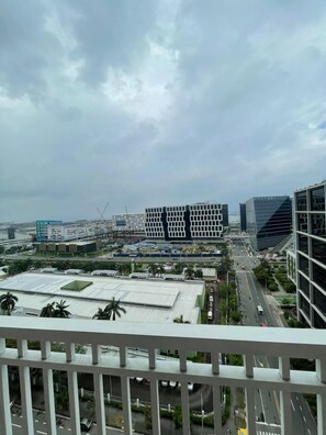 City Apartment | 1 bedroom, desk, free WiFi - House of wu Staycation (Pasay)