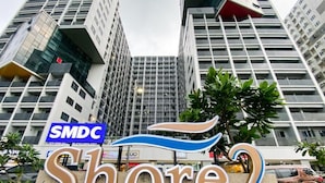 Une enseigne pour SMDC Shore2, avec un bâtiment moderne en arrière-plan.