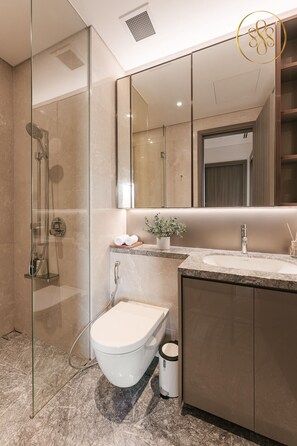 Douche, articles de toilette écologiques, séchoir à cheveux