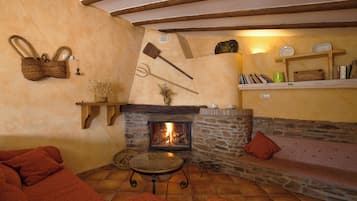 Télévision, cheminée, livres