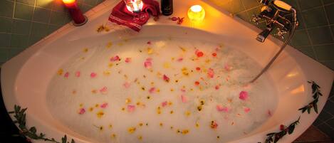 Baignoire Ă  jets, sĂšche-cheveux, serviettes fournies