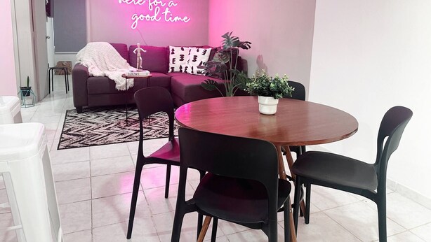 A modern living room with a neon sign, a dining table, chairs, a sofa, and a potted plant. - Depa Privado 2 Hab 5p Santa Tere (Guadalajara)