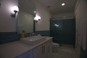Shower, hair dryer, towels - w* | Upscale 1BR w/ Balcony & AC in Panama (Panamá)
