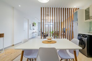 Dining - w* | Upscale 1BR w/ Balcony & AC in Panama (Panamá)