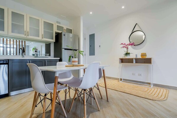 Dining - w* | Luxury 1BR w/ Balcony & View in San Felipe (Panamá)