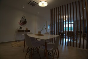Dining - w* | Upscale 1BR w/ Balcony & AC in Panama (Panamá)