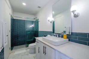 Suihku, hiustenkuivaaja, pyyhkeet