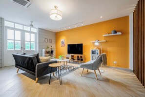 TV, offices - w* | Luxury 1BR w/ Balcony & View in San Felipe (Panamá)