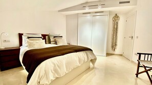 2 bedrooms, iron/ironing board, Internet, bed sheets