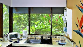 Fridge, oven, stovetop, coffee/tea maker