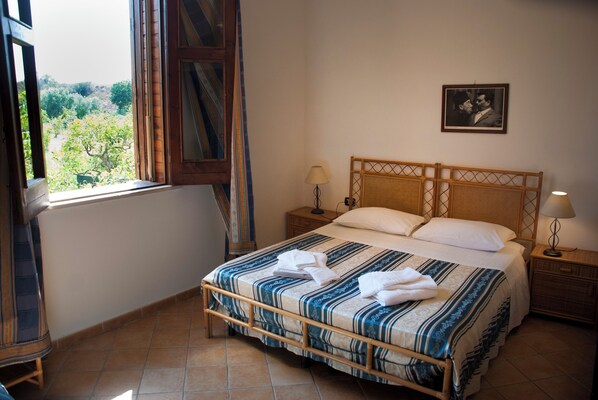 2 عدّة غرف نوم ومكواة/لوح كي وخدمة الإنترنت وملاءات أسرّة