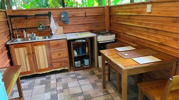 Coffee/tea maker, fridge, oven, stovetop