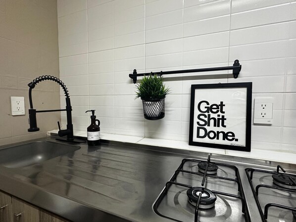 Jääkaappi, mikroaaltouuni, liesi, kahvin-/teenkeitin