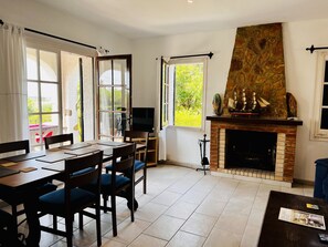 Dining - Villa in Estartit Near sea Beach (Torroella de Montgrí)