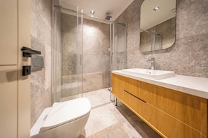 Villa, 4 Schlafzimmer, barrierefrei, Raucher | Badezimmer
