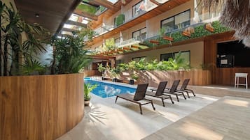 Departamento, 1 habitación, balcón, vista a la ciudad | Alberca | Alberca al aire libre
