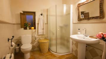 Een douche, een haardroger, handdoeken