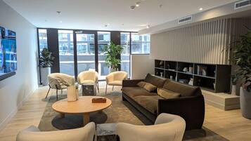 Fernseher, Tischtennisplatte