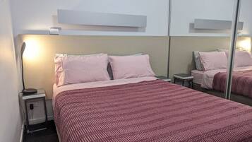 1 habitación, tabla de planchar con plancha y ropa de cama