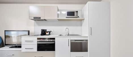 Frigorifero, microonde, forno, piano cottura