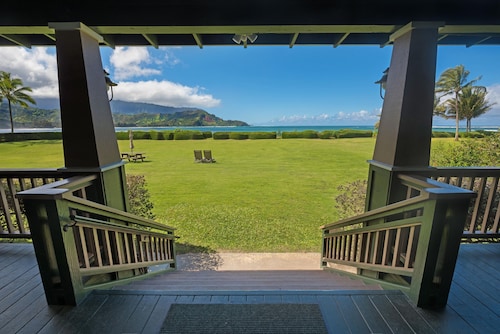 Hanalei Nalu in Hanalei