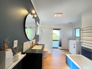 Douche, séchoir à cheveux, serviettes fournies, savon