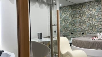 Suite Luxe | 1 chambre, coffres-forts dans les chambres, bureau