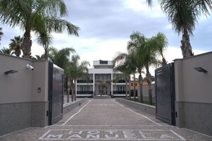 Una entrada cerrada con un camino pavimentado que conduce a un edificio.
