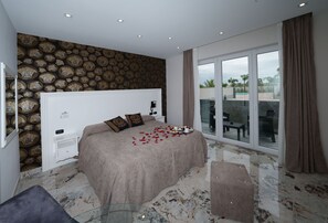 Quarto casal luxo | Cofres nos quartos, escrivaninha, quartos à prova de som