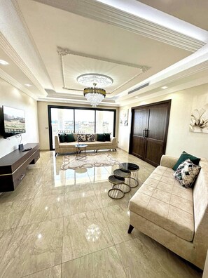 TV - Luxury 3 Bedrooms Apartment Sea View (Rejiche)