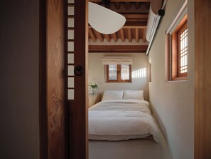 1 bedroom, desk, WiFi, bed sheets - Seoul Ari, Korean Traditional Hanok Family-Sized House (Seoul)