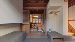 Et traditionelt japansk interiør med tatamimåtter, et lavt træbord og en shoji skærmdør.