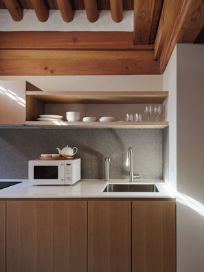 Fridge, microwave, stovetop, electric kettle - Seoul Ari, Korean Traditional Hanok Family-Sized House (Seoul)