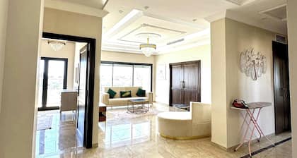 Schöne 3 Schlafzimmer, komplett ausgestattet mit zentraler Klimaanlage