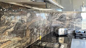 雪櫃、微波爐、焗爐、爐具