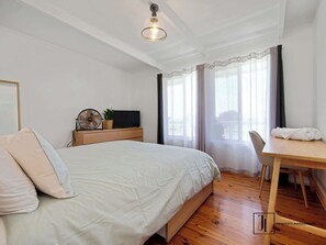 3 bedrooms, iron/ironing board, WiFi, bed sheets