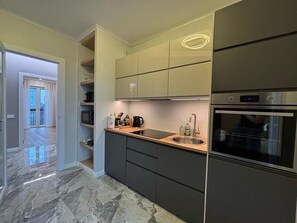 Køleskab, mikrobølgeovn, ovn, kogeplade