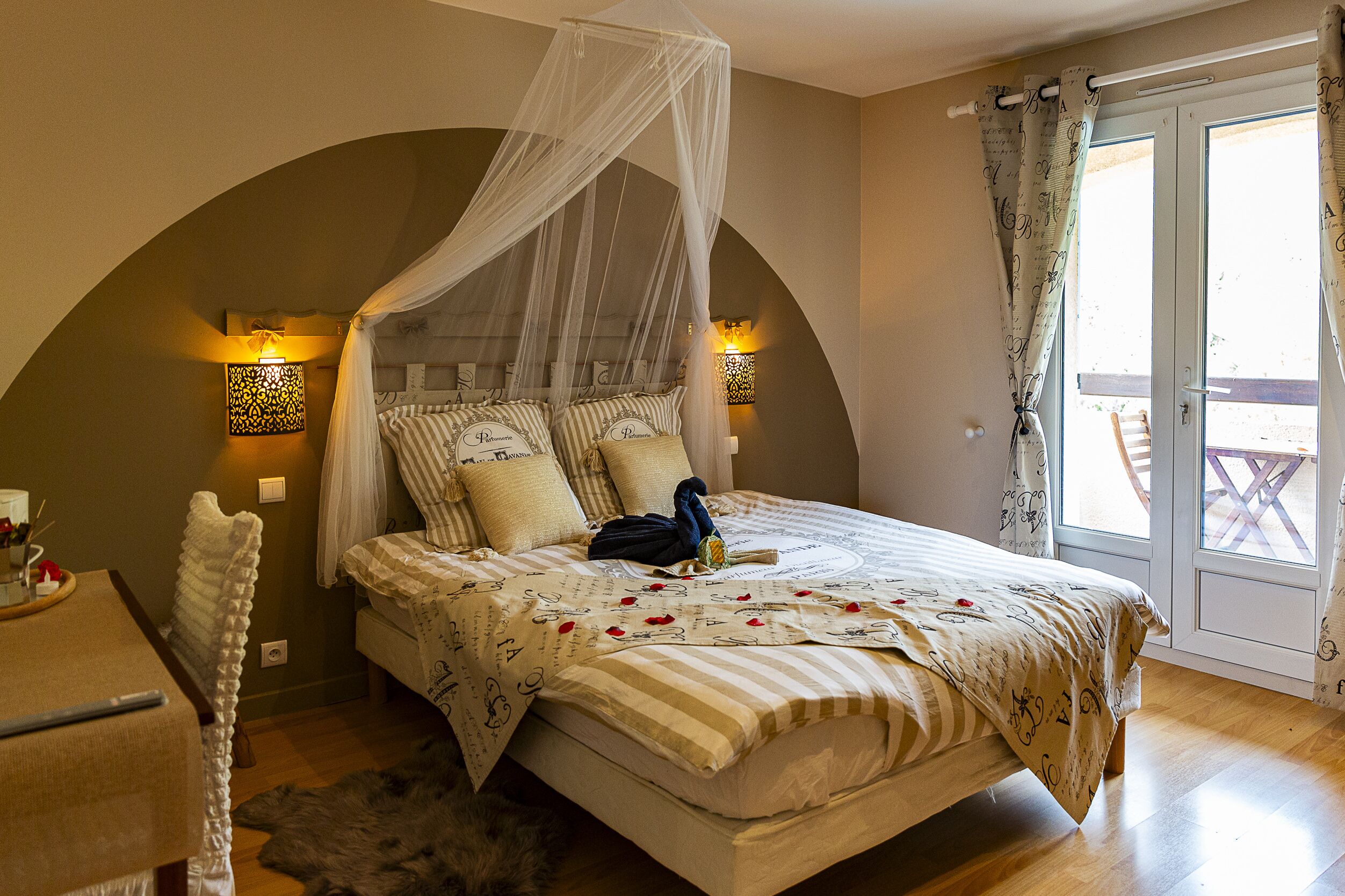 Cottage, bagno privato, vista piscina | Con stile personalizzato, con arredamento individuale, tende oscuranti