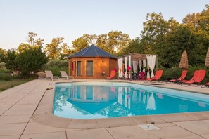 Seasonal outdoor pool, open 10:00 AM to 9:00 PM, pool umbrellas - DOUCEUR DES MEES (Les Mees)