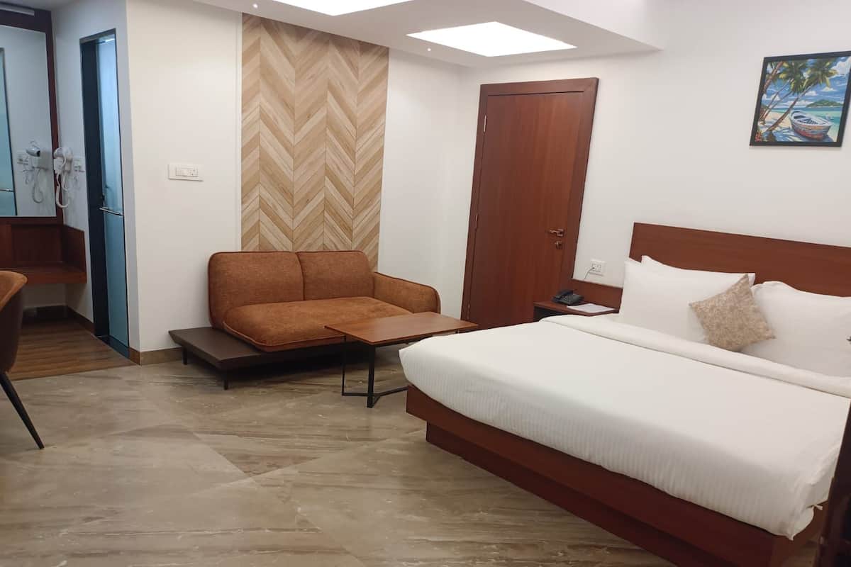 Deluxe Double Room | Desk, laptop workspace, iron/ironing board, free WiFi