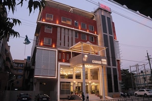 Un hôtel à plusieurs étages, reconnaissable à son enseigne bien visible indiquant « Hôtel Kadamb Tree ».